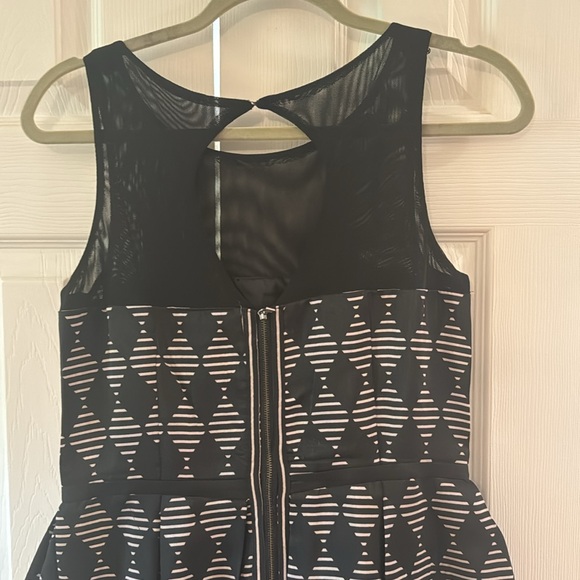 Just Taylor black and white mini dress. Size 8. Good used condition. - Picture 4 of 5